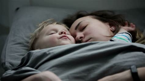 Mother And Son Sleeping In Bed Vidéos HD libres de droit.